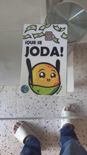 Customer photo review of (Caballeros) Mejor Pela'o que Amarga'o - Sticker para Tarjeta de Crédito