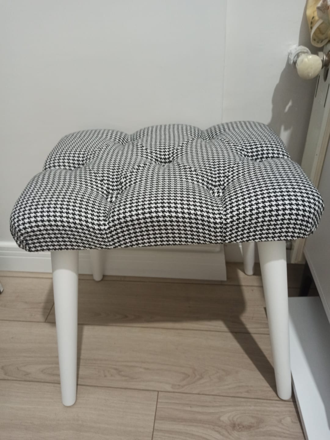 Customer photo review of Rani BM101 Puf Ahşap Ayaklı Tabure Siyah - Beyaz Kazayağı Desenli
