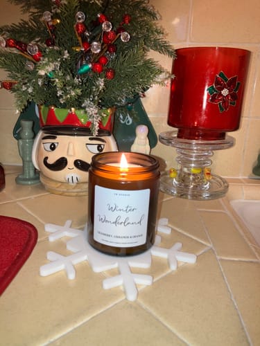 Customer photo review of "Winter Wonderland" Cranberry, Cinnamon & Orange Candle