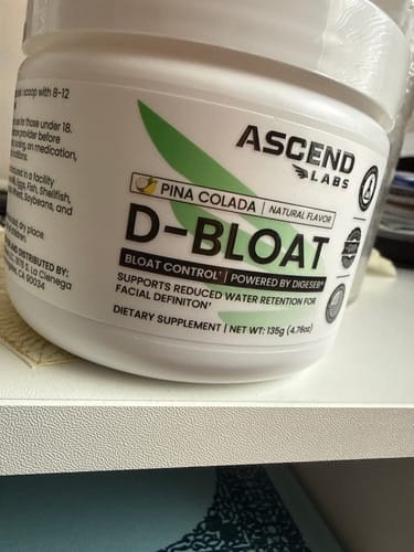 Reviewer's close-up of the white Ascend Labs D-BLOAT tub in Pina Colada flavor.