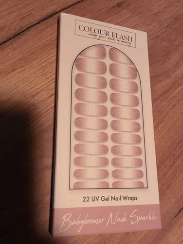 Rezensent zeigt die Originalverpackung der „Babyboomer Nude Sparkle“ UV-Gel-Nagelfolien.