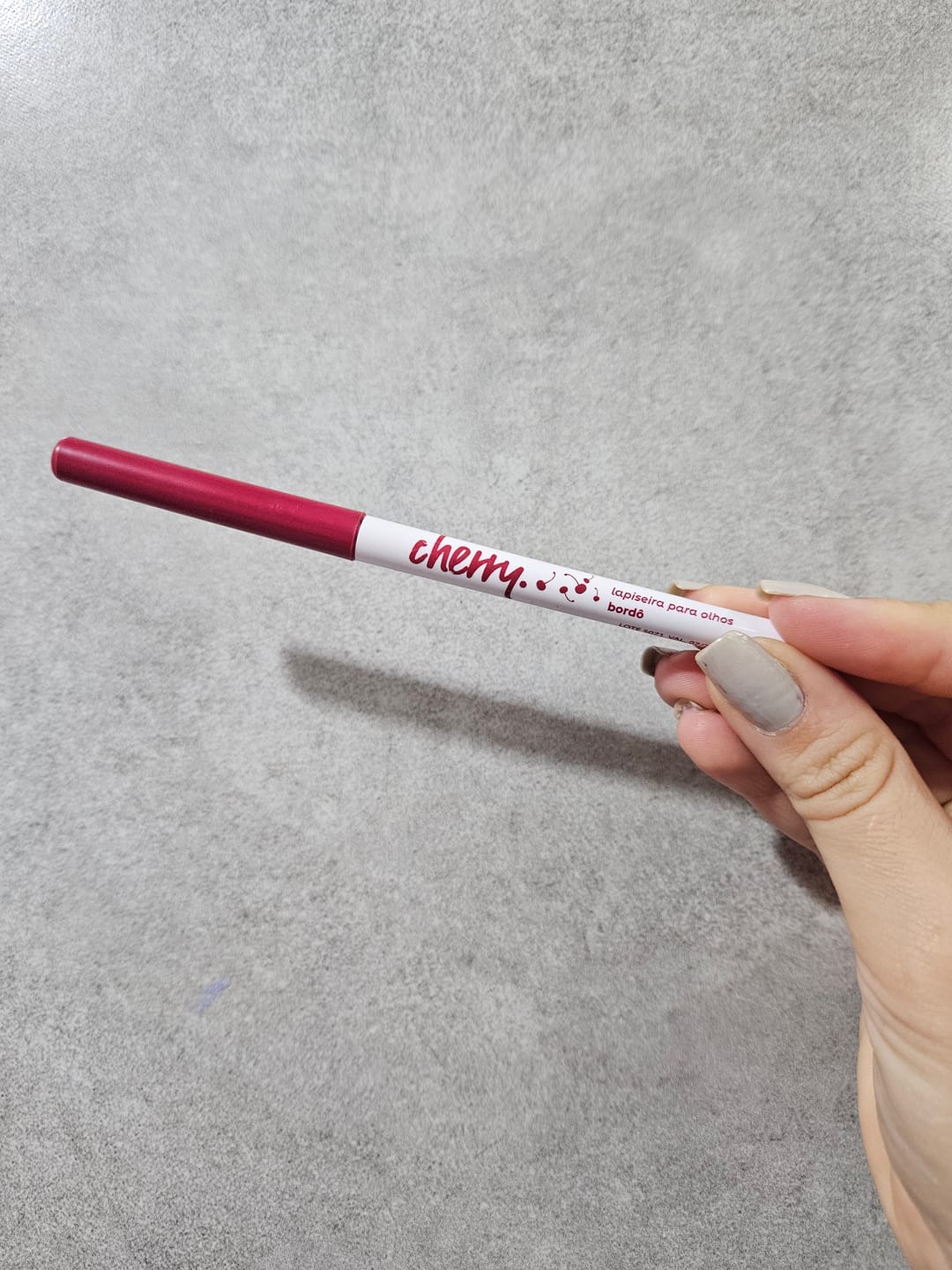 Customer photo review of Lapiseira para Olhos Bordô - Cherry - Vizzela
