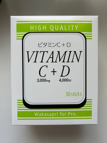 レビュアーが投稿した「Wakasapri for Pro. ビタミンC+D」の箱。白地に緑のデザインが特徴。