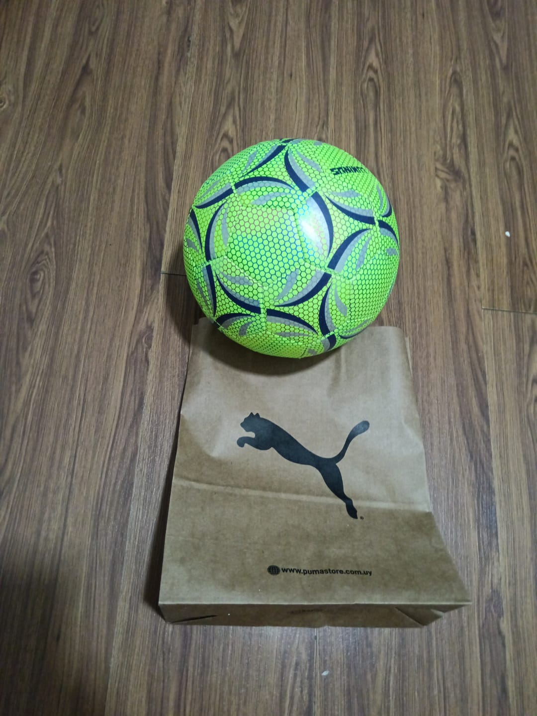 Customer photo review of Pelota Luminosa Glow Brilla en la Oscuridad Marca Luminus