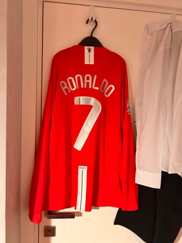 Customer photo review of Cristiano Ronaldo Manchester United 2008 Champions Leage Final Moscow Retro Long Sleeve Jersey
