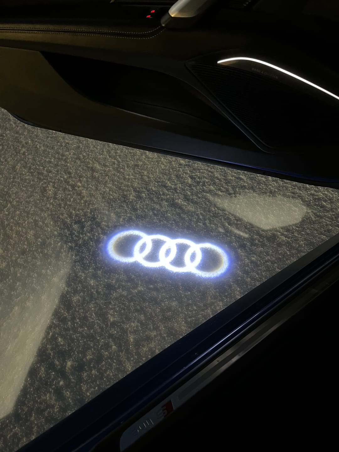 Customer photo review of Projecteur Led Porte Logo Audi
