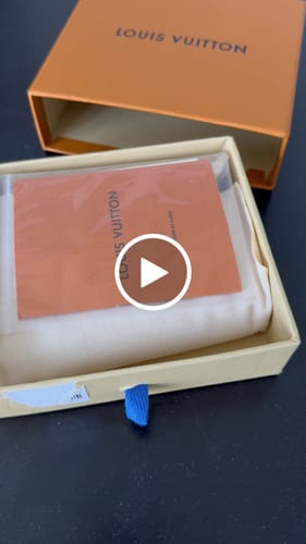 Customer video review of MULTIPLE WALLET AEROGRAM 10CM BLACK CALFSKIN
