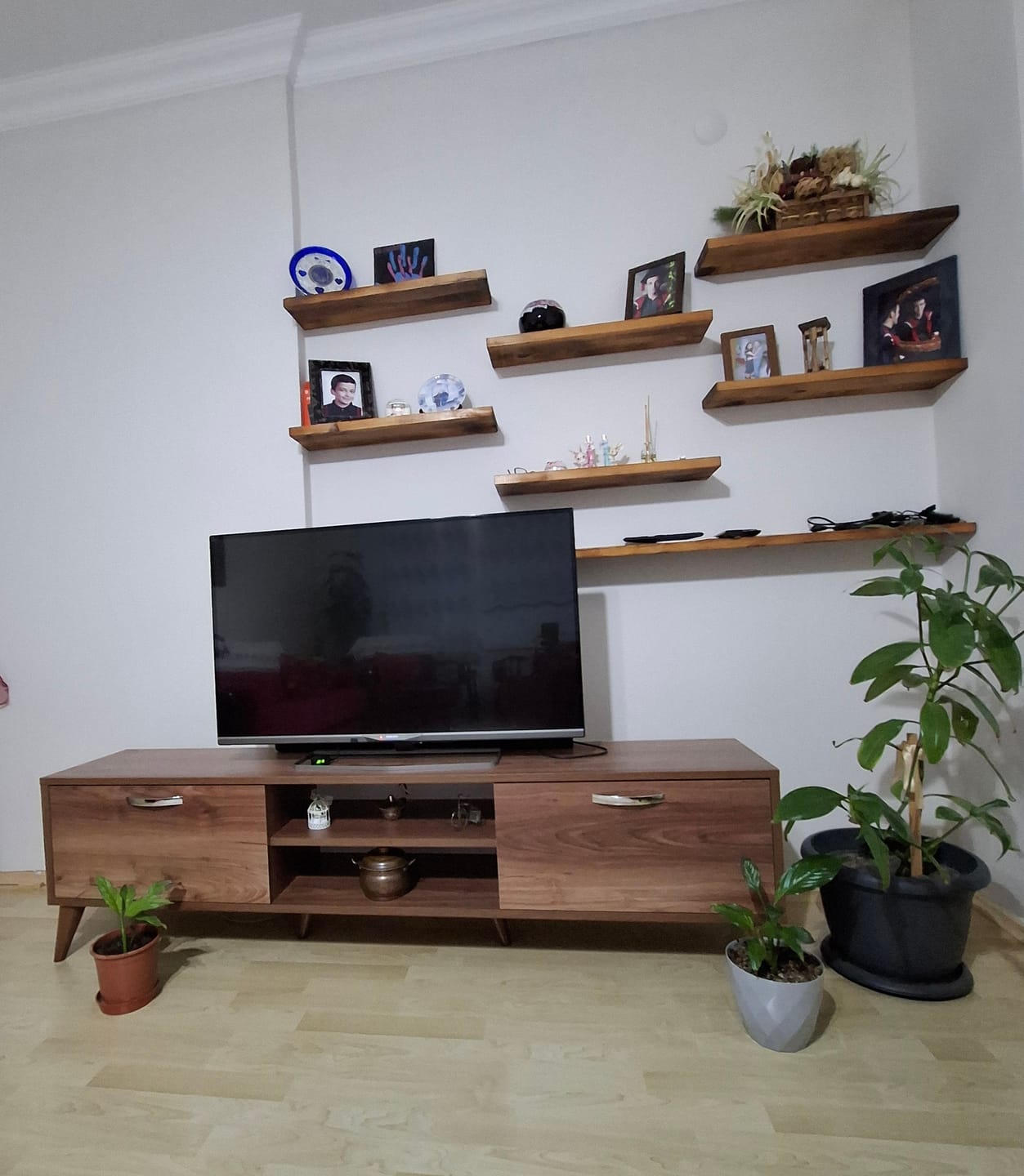 Customer photo review of Rani A9 Tv Ünitesi Modern Ayaklı Tv Sehpası 180 cm Minyatür Ceviz