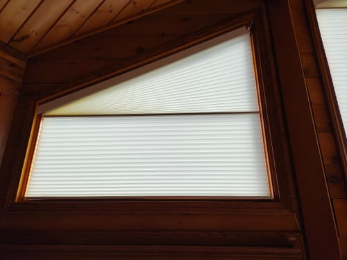 Customer photo review of SmartWings Motorized Light Filtering Trapezoid Cellular Shades Nowa