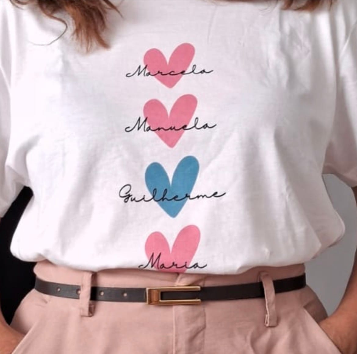 Customer photo review of Camiseta Personalizada - CORAÇÕES E NOMES (Até 5 nomes) - 100% Algodão