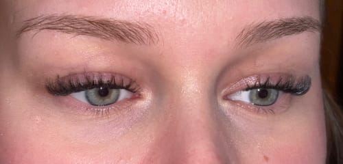 Nahaufnahme der Augen einer Rezensentin, die das volle, natürliche Ergebnis des THE CLOUD STARTER KIT zeigt.