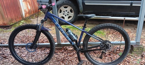 Reviewer's Maze Runner Fender installed on a purple mountain bike, seen from the side.