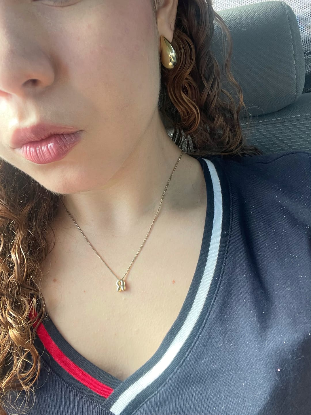 Customer photo review of Collar Dorado Inicial Mini Bubble