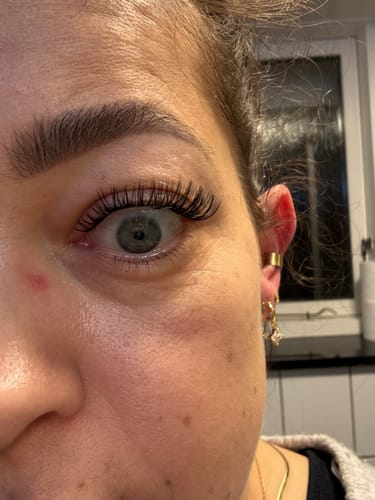 Nærbillede af en kundes øje, der viser de flotte, naturlige vipper fra Vippe Extensions Startsæt.