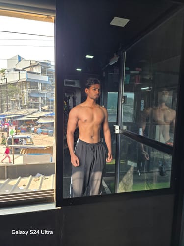 Reviewer shows their defined, muscular build in a review for Wellcore Creatine Monohydrate.