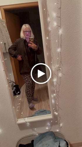 Customer video review of Bluse Volants mocha mousse LACE ELEGANCE