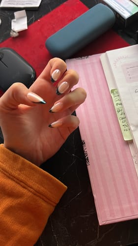 Customer photo review of Black Swan - Short Almond - 30 Adet Takma Tırnak