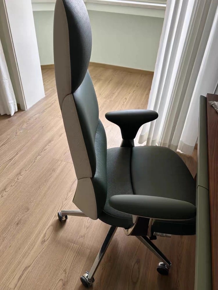 Customer photo review of Nyla Executive Leather Office Chair