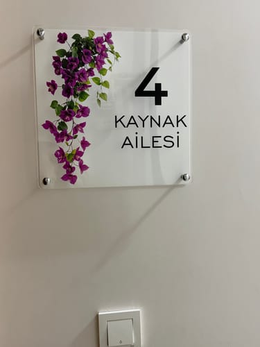 Kişiye Özel Mor Sarmaşık Çiçekli Kapı İsimliği için fotoğraflı müşteri yorumu