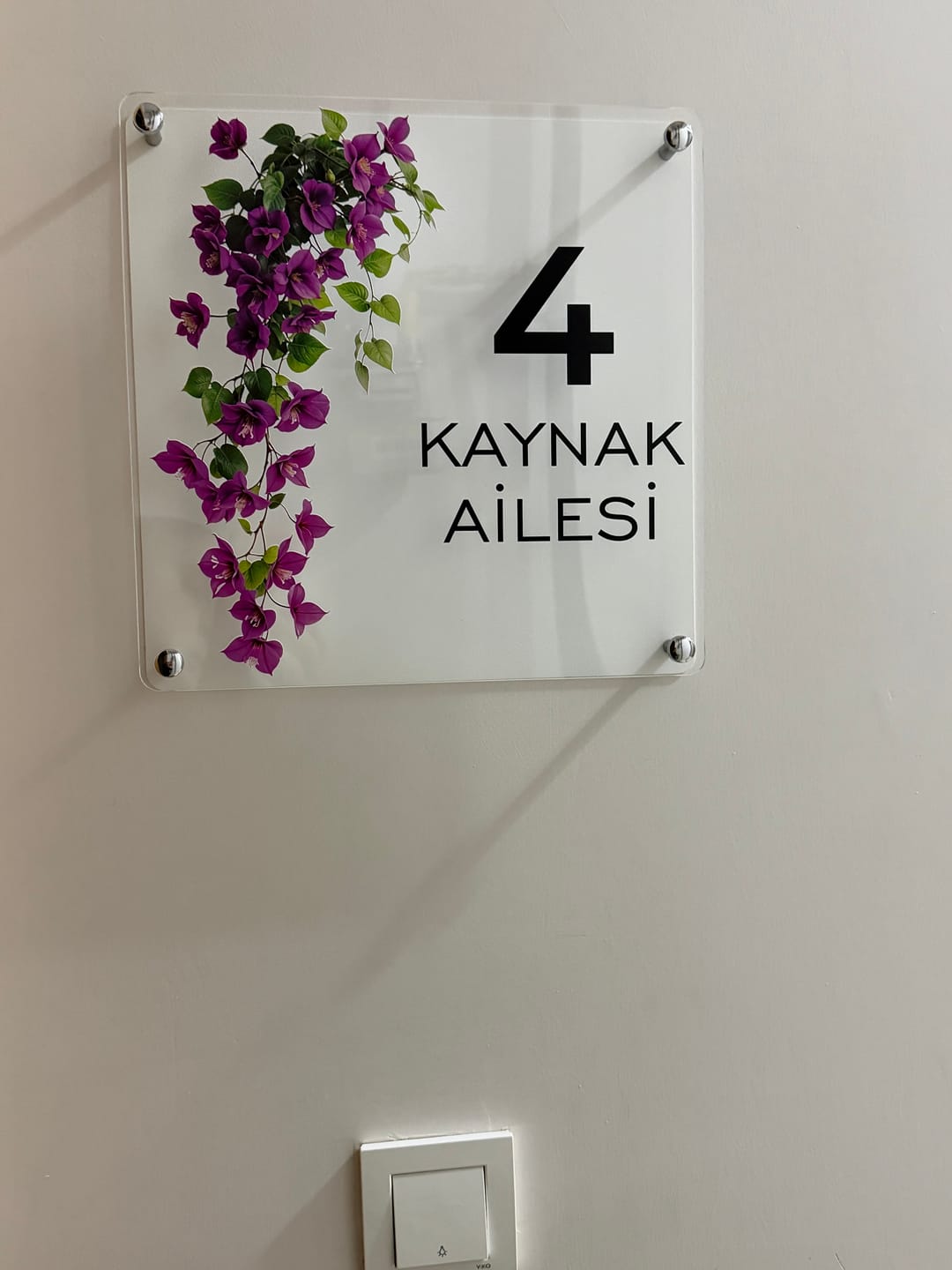 Customer photo review of Kişiye Özel Mor Sarmaşık Çiçekli Kapı İsimliği