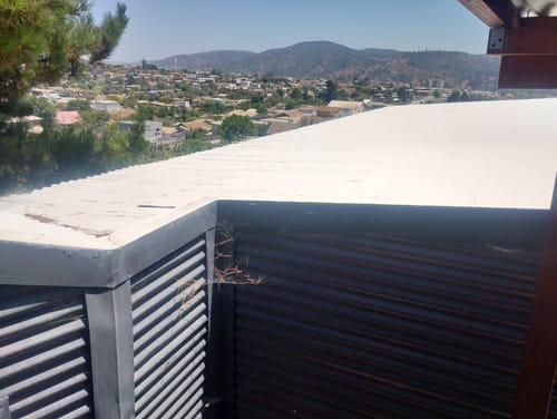 Un cliente muestra su techo con un acabado blanco y uniforme después de aplicar Lanco Sellador de Techos Coolguard.