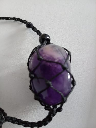 Avis d'un client : la Pierre Roulée Améthyste est placée dans un pendentif collier en filet noir.