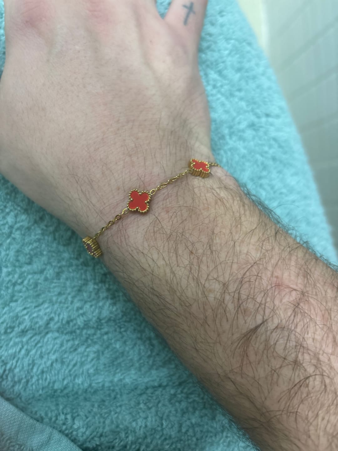 Customer photo review of Pulsera trébol con grabado