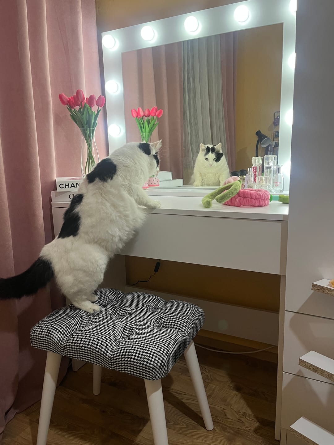 Customer photo review of Rani BJ120 Hollywood Işıklı Aynalı Kulis Makyaj Masası Takı Düzenleyici Beyaz