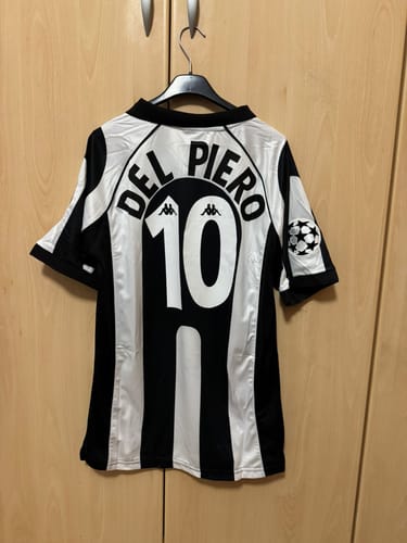 Recensione di un cliente che mostra il retro della maglia della Juventus 97/98 con la scritta DEL PIERO e il numero 10.