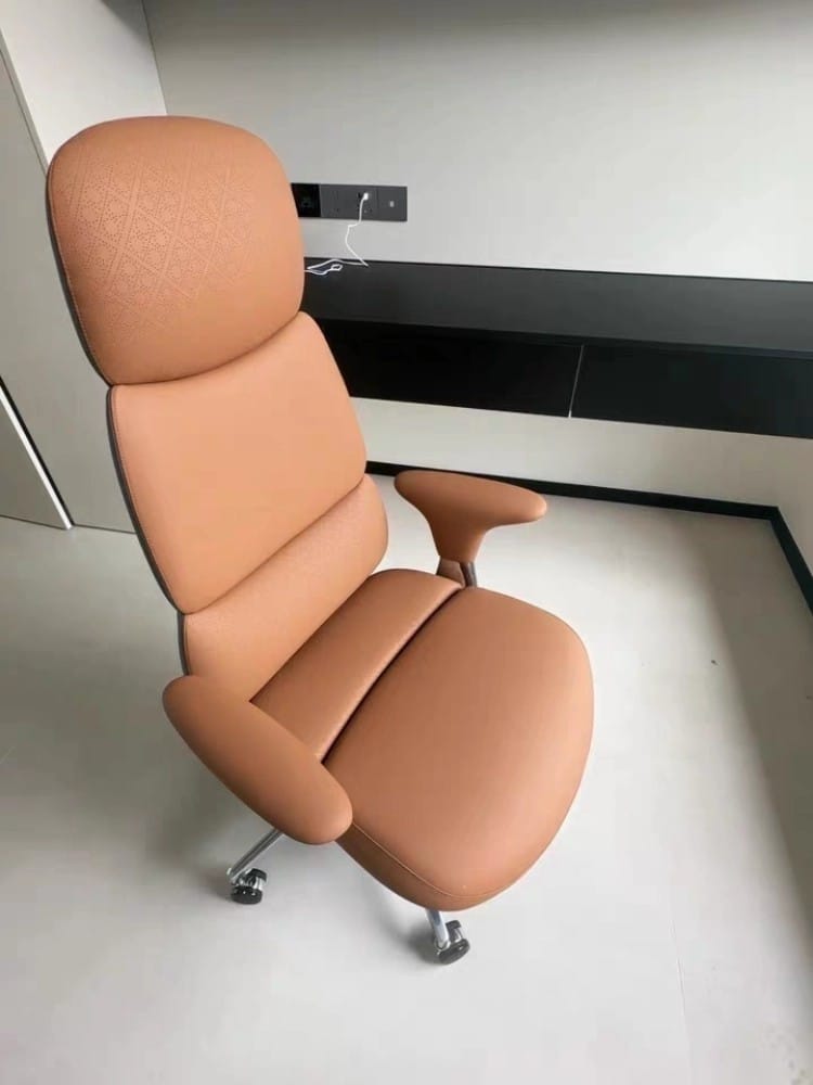 Customer photo review of Nyla Executive Leather Office Chair
