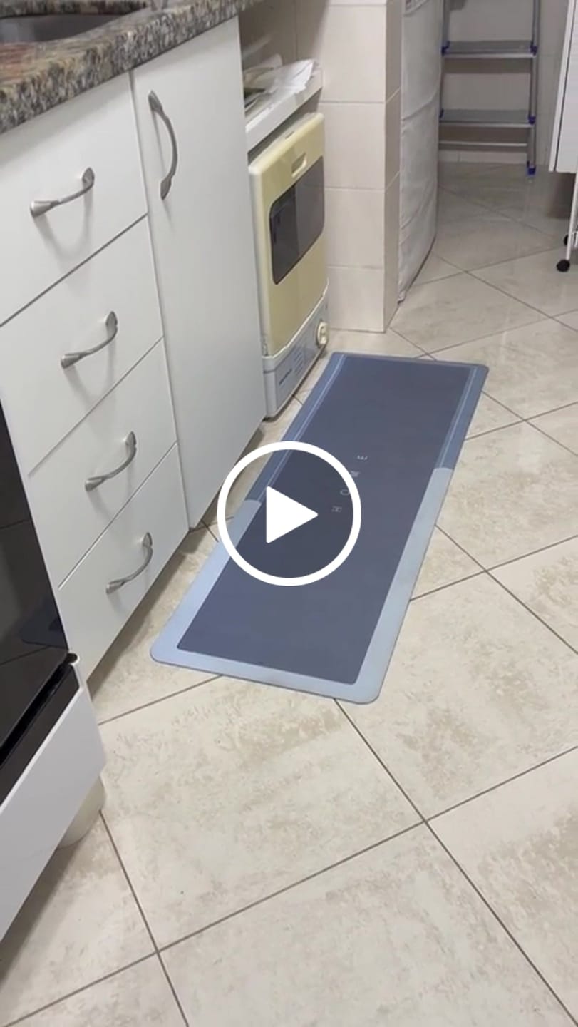 Customer video review of Tapete para Cozinha Antiderrapante Absorvente Premium