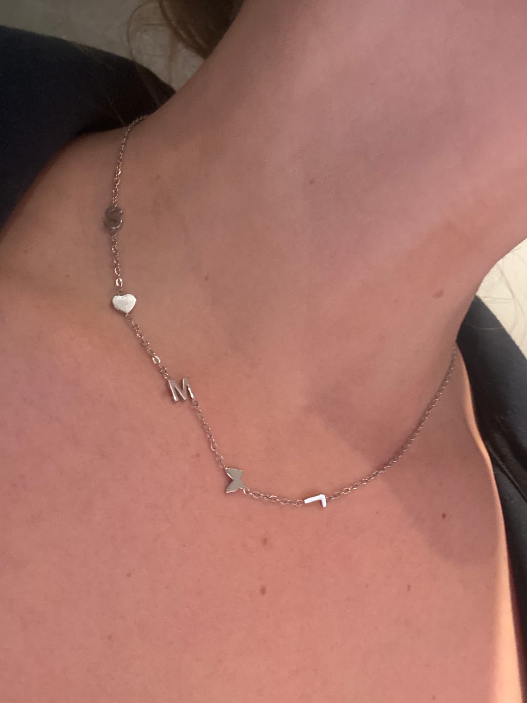 Customer photo review of Personligt halsband med initialer i sidled