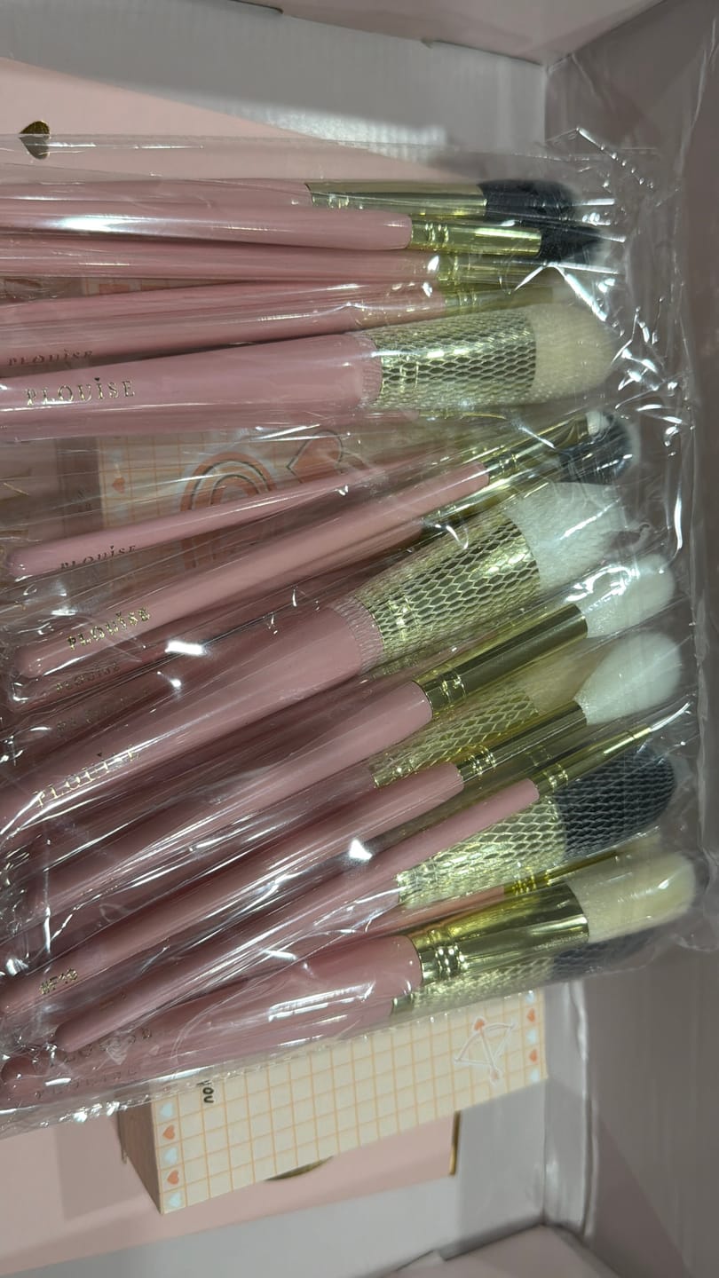 Customer photo review of P.Louise 30-Piece Makeup Brush Bundle