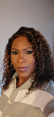 Customer photo review of CurlyMe Wear Go Glueless Balayage Highlight Ombre Brown Water Wave Wig Pre-plucked