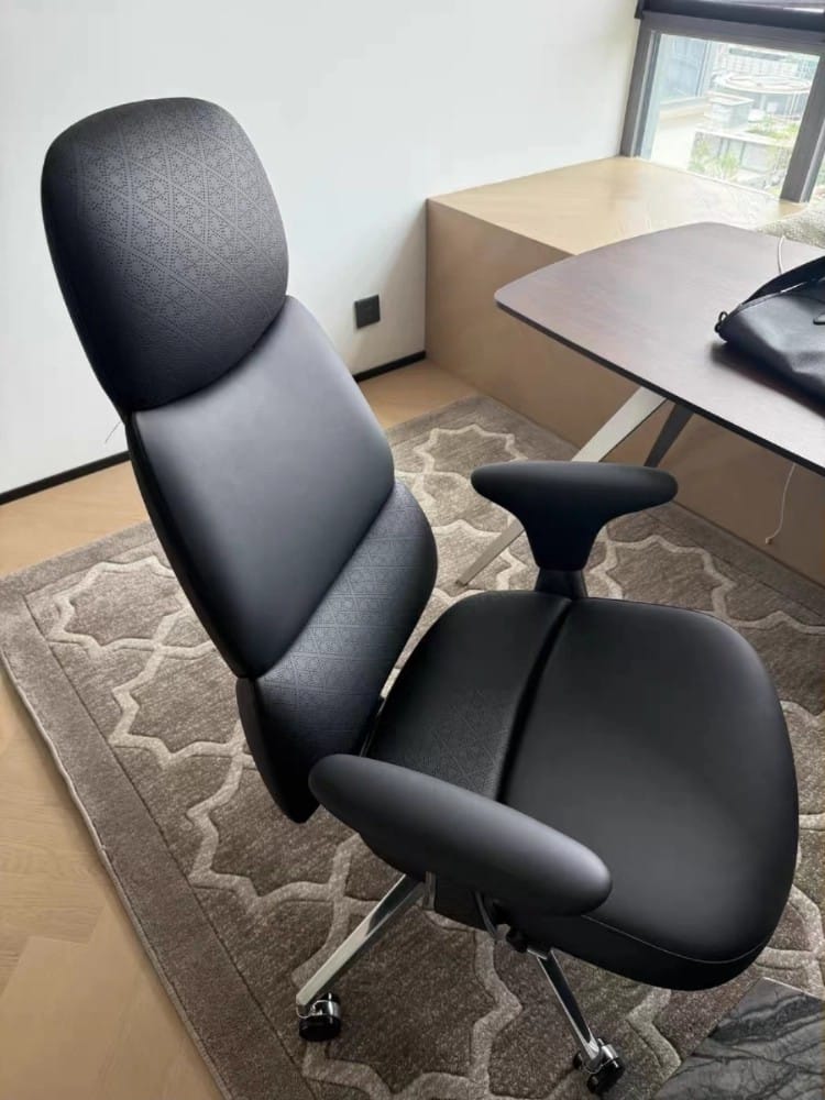 Customer photo review of Nyla Executive Leather Office Chair
