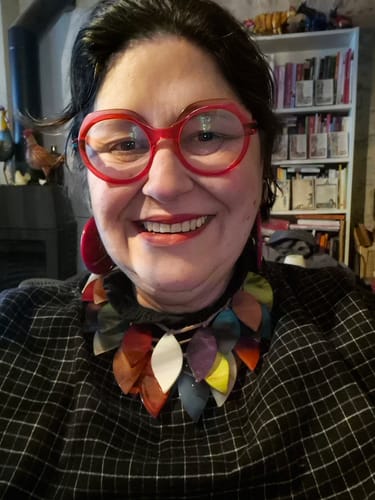 Une cliente porte le Collier Arcane avec ses pampilles colorées en forme de feuille.