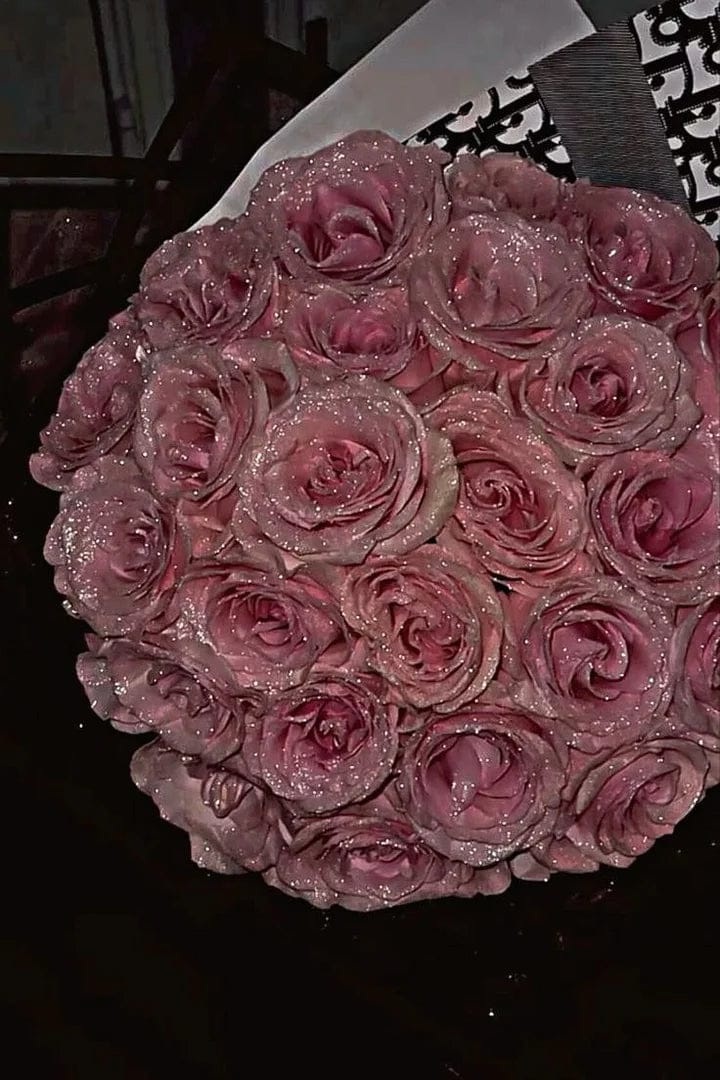 Customer photo review of Glitter Rose Bouquet Gift for Girlfriend & Boyfriend | Couple Anniversary Gift