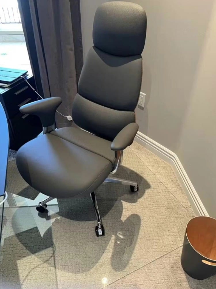Customer photo review of Nyla Executive Leather Office Chair