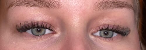 Kundenfoto in Nahaufnahme, das den dichten Cat-Eye-Look der Wimpern aus dem THE CLOUD STARTER KIT zeigt.
