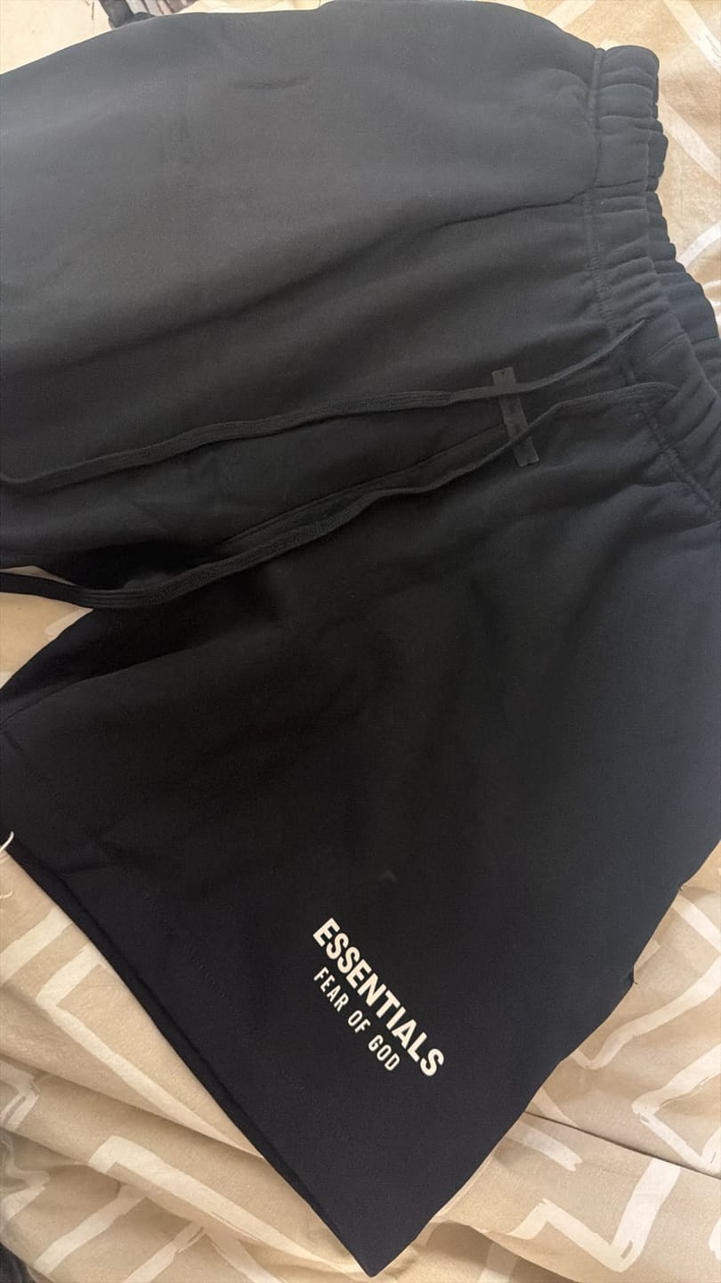 Customer photo review of ESSENTIALS | מכנס קצר שחור