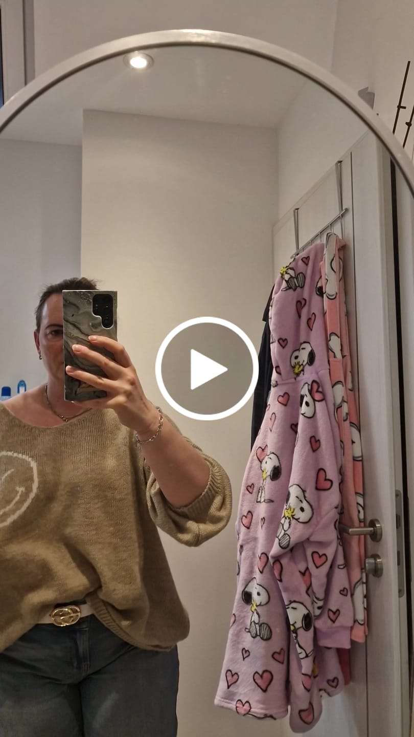 Customer video review of Oversize Strickpullover mit Smiley&Rückenprint beige/creme