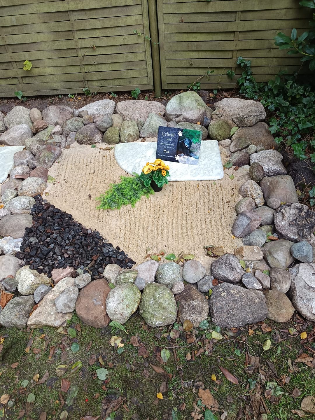 Customer photo review of Hunde Gedenktafel mit Foto & Spruch (UV- &  Wetterfest)