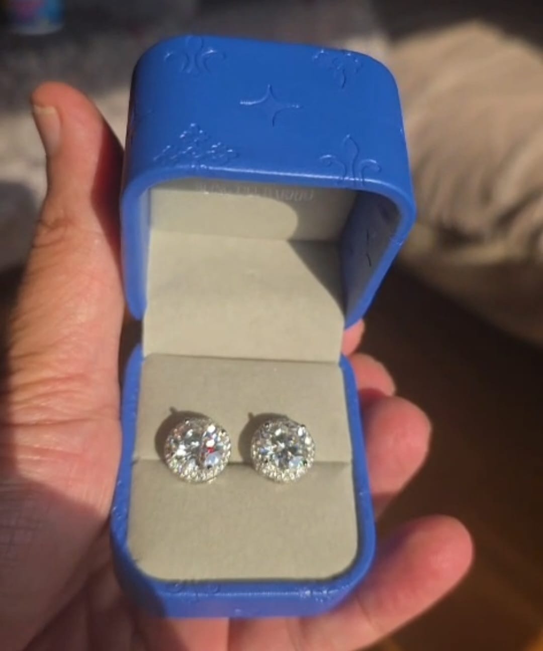Customer photo review of Pendientes De Moissanita Con Halo Hecho En Plata 925