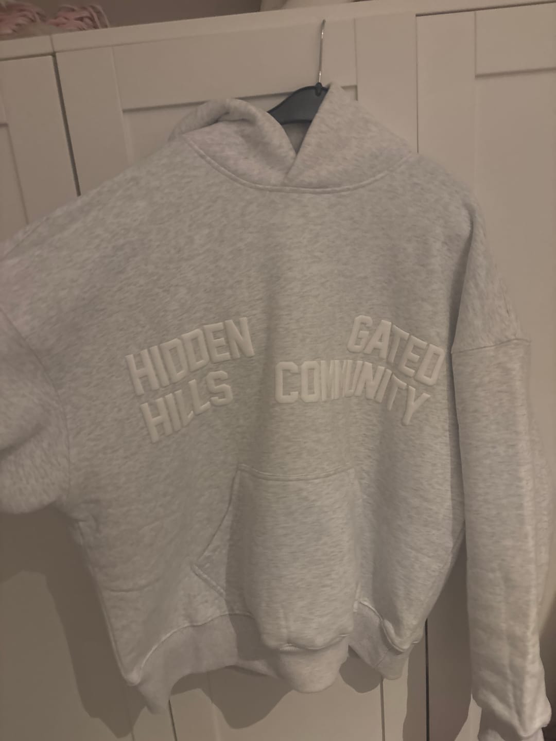 Kundenbewertung mit Foto von GATED COMMUNITY HOODIE LIGHT GREY