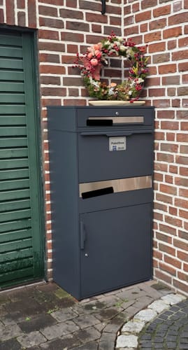 Customer photo review of XXL Paketbox mit Briefkasten | anthrazit - RAL7016 | personalisiert mit Edelstahl-Schildern
