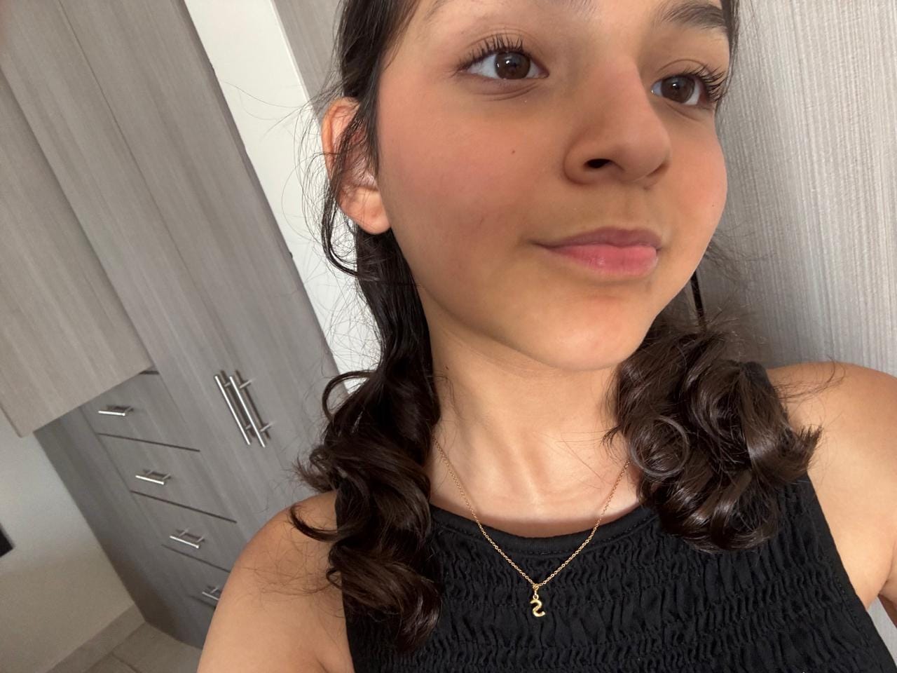 Customer photo review of Collar Dorado Inicial Con Zirconias