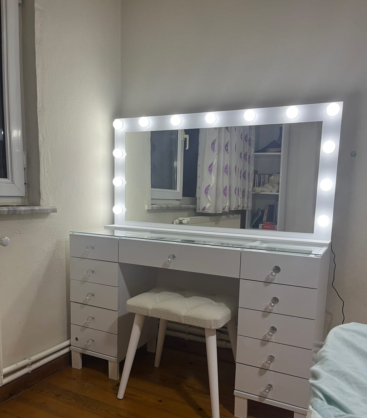 Customer photo review of Rani BJ240 Hollywood Işıklı Aynalı Kulis Makyaj Masası Cam Tablalı 11 Çekmeceli Takı Düzenleyici Puf Takım Günışığı