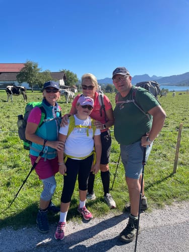 Customer's Alpenwert Teleskop Wanderstöcke bei einer Wanderung im Freien genutzt von einer Gruppe.