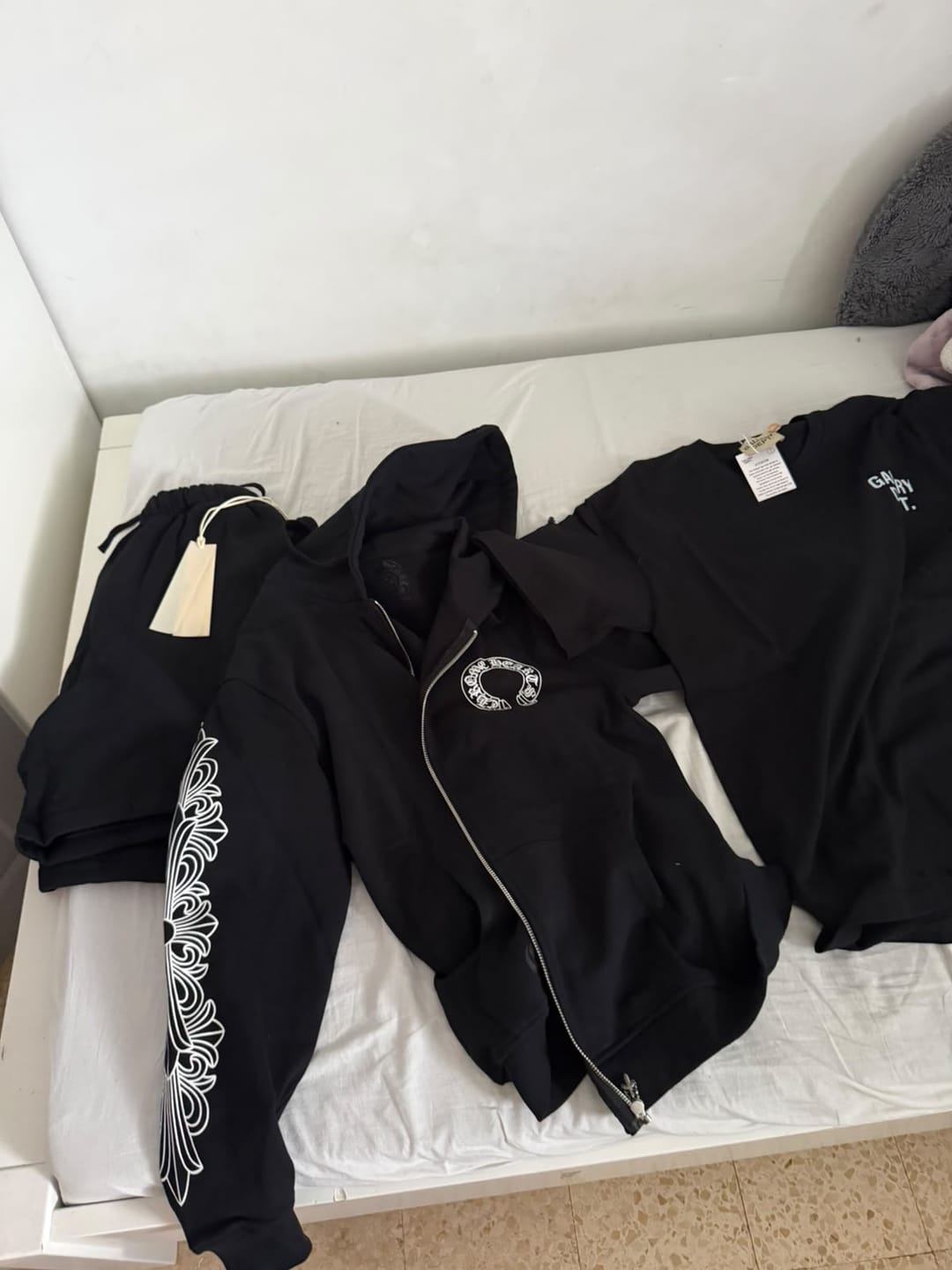 Customer photo review of CHROME HEARTS | סווטשירט שחור