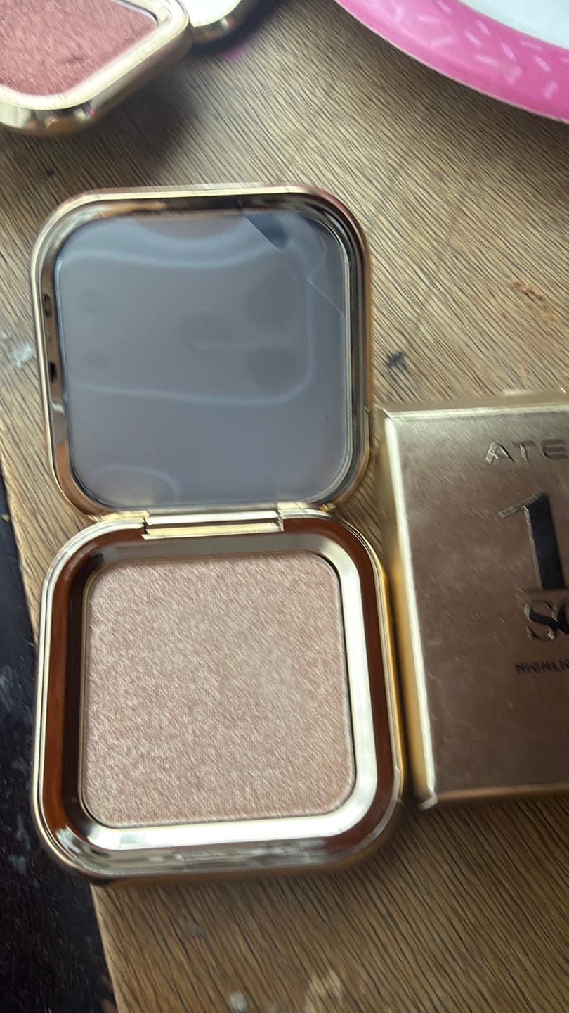 Customer photo review of ILUMINADOR COMPACTO 1ST SCENE